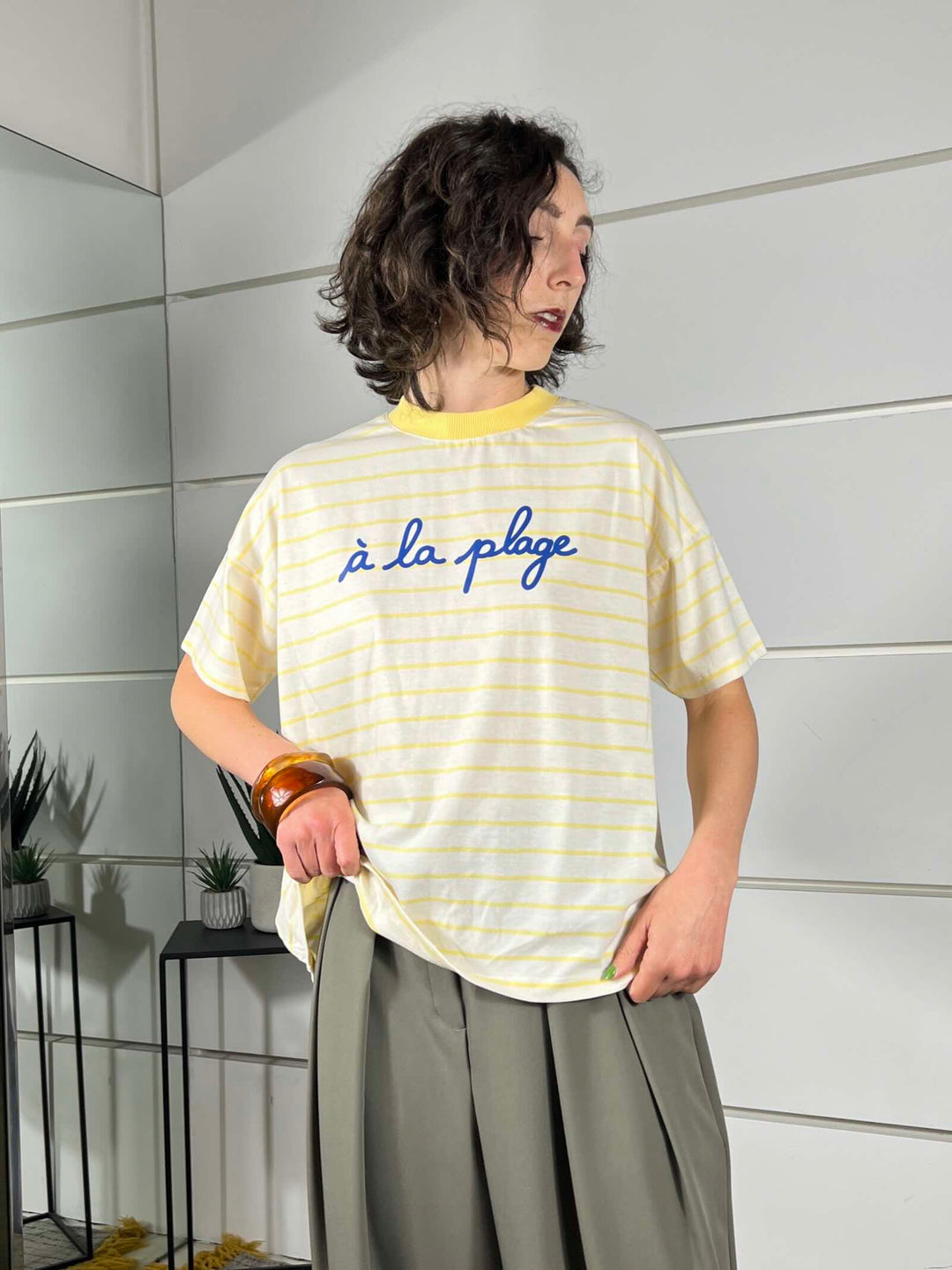 t-shirt a righenaturale e gialla  con scritta a la playa RAB0555NATURALE/GIALLO VICOLO