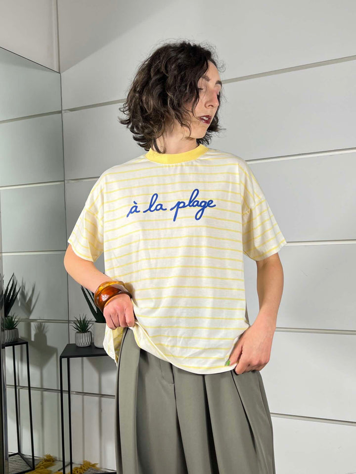 t-shirt a righenaturale e gialla  con scritta a la playa RAB0555NATURALE/GIALLO VICOLO