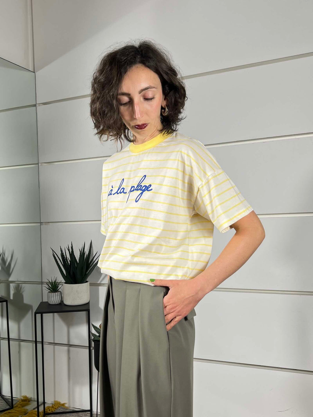t-shirt a righenaturale e gialla  con scritta a la playa RAB0555NATURALE/GIALLO VICOLO