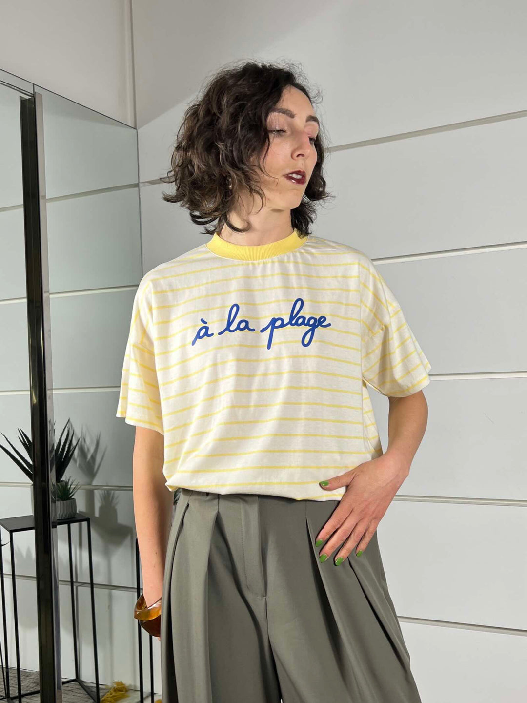 t-shirt a righenaturale e gialla  con scritta a la playa RAB0555NATURALE/GIALLO VICOLO