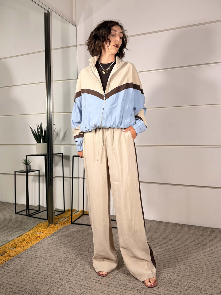 pantalone con banda laterale, elastico in vita, volendo si abbina al bomber. 87% viscosa 13% poliestere 26P4584GESSO/MORO TENSIONE IN