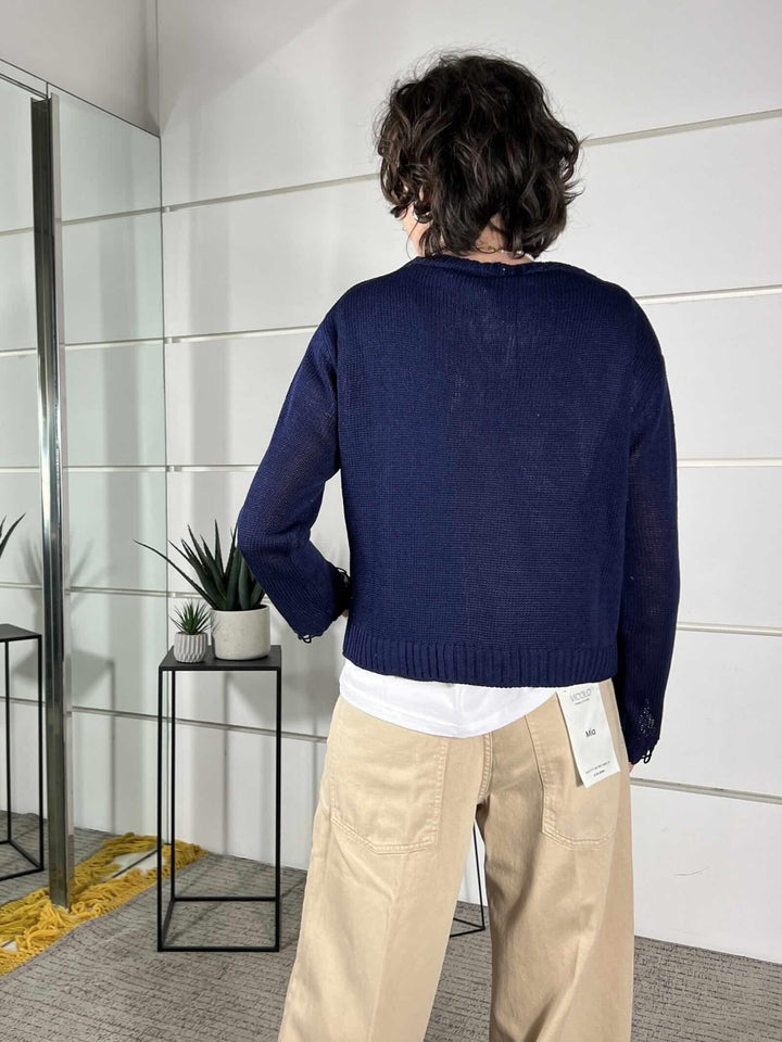 maglia paricollo blu con dettaglio lavorazione nella manica D90167BLU TENSIONE IN