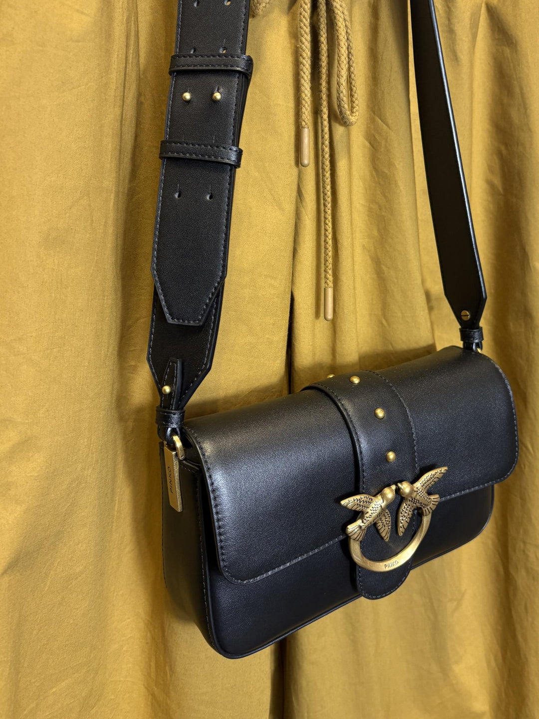 Borsa mini slouchy a spalla nera con logo oro LOVE ONE MINI SLOUCHYZ99Q PINKO