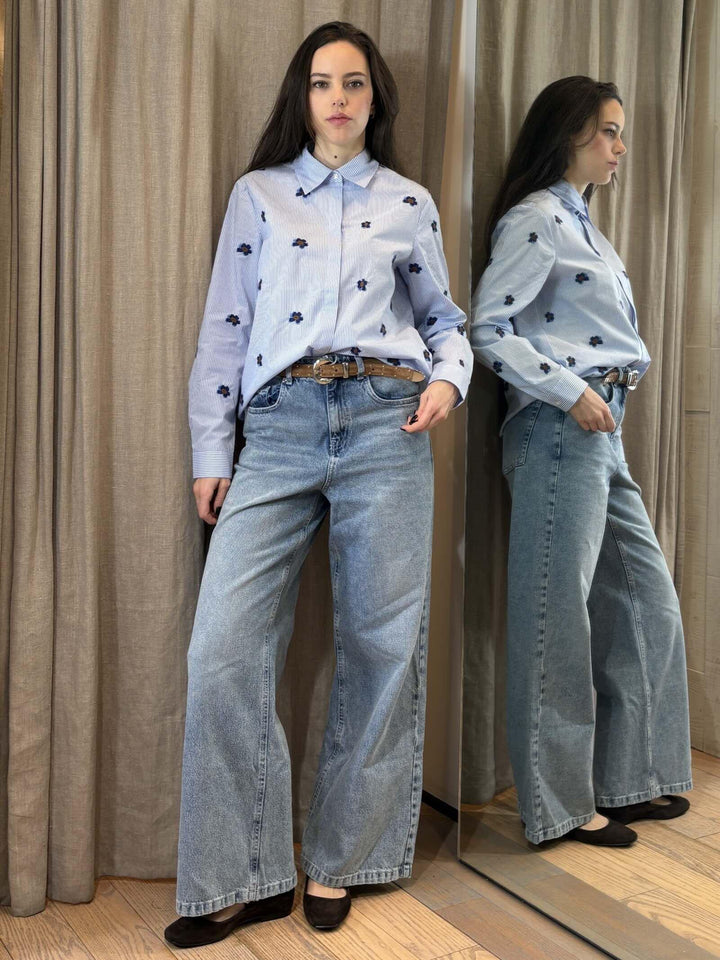 camicia a righe celeste e bianca con fiori ricamati BRONCIO004 iBLUES