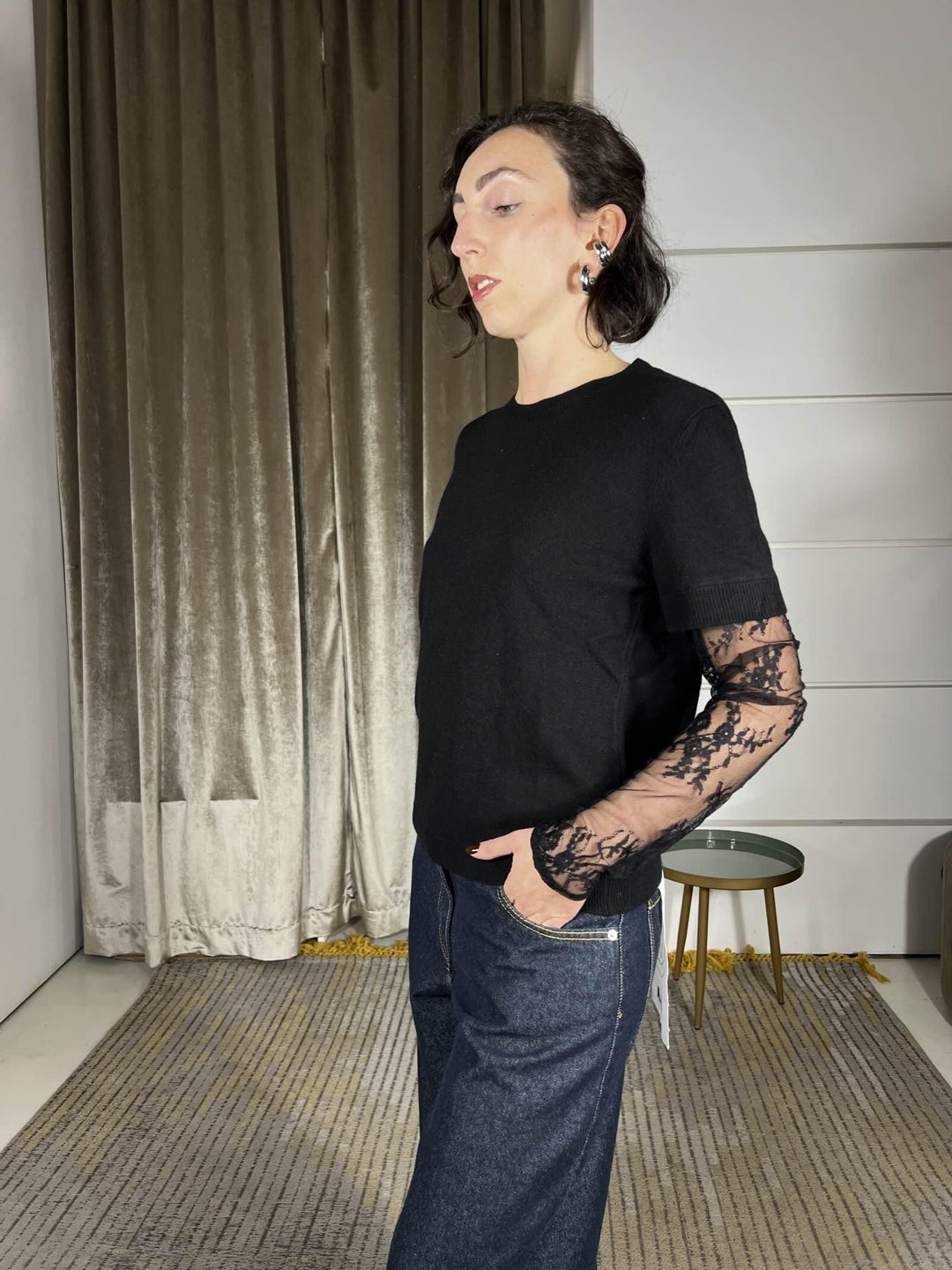 maglia nera con manica in pizzo con manicotto 22199FNERO VICOLO