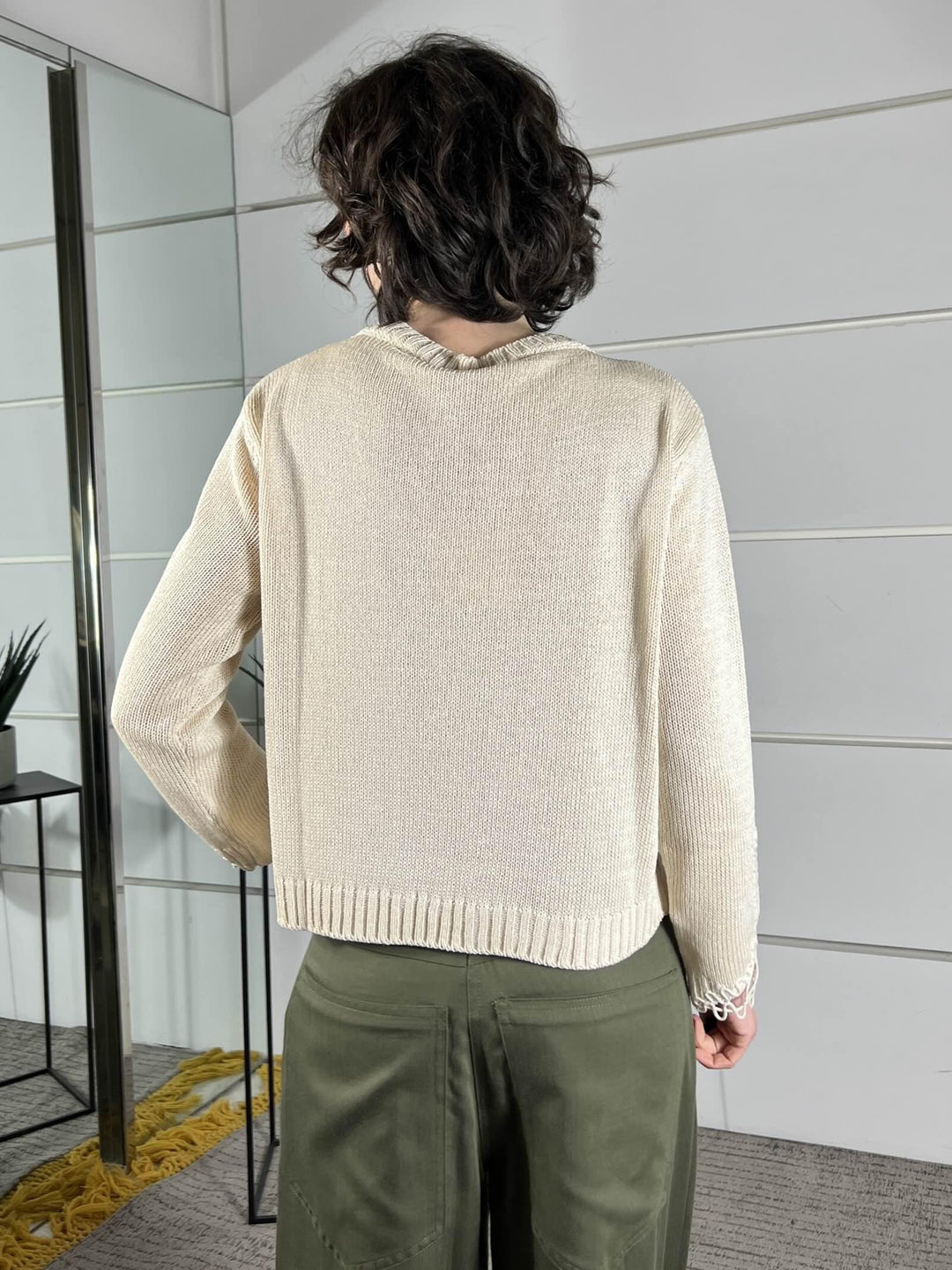 maglia paricollo burro con dettaglio lavorazione nella manica D90167BURRO TENSIONE IN