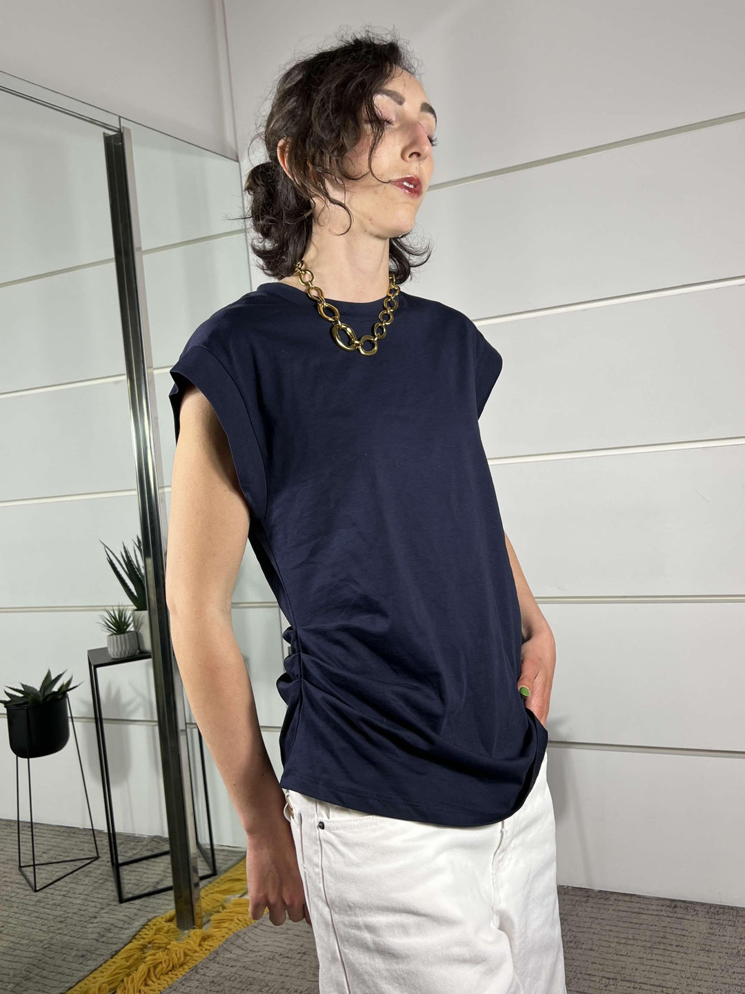 t-shirt smanicata con arricciatura a lato blu 12111BLU SUSY MIX