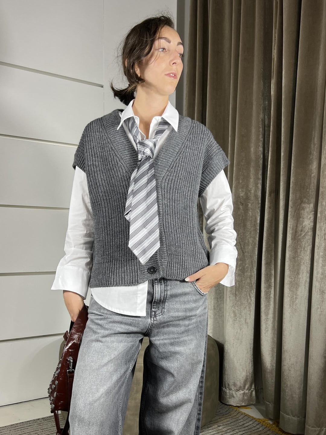 GILET GRIGIO CON SCOLLO A V E BOTTONI 55030FGRIGIO VICOLO