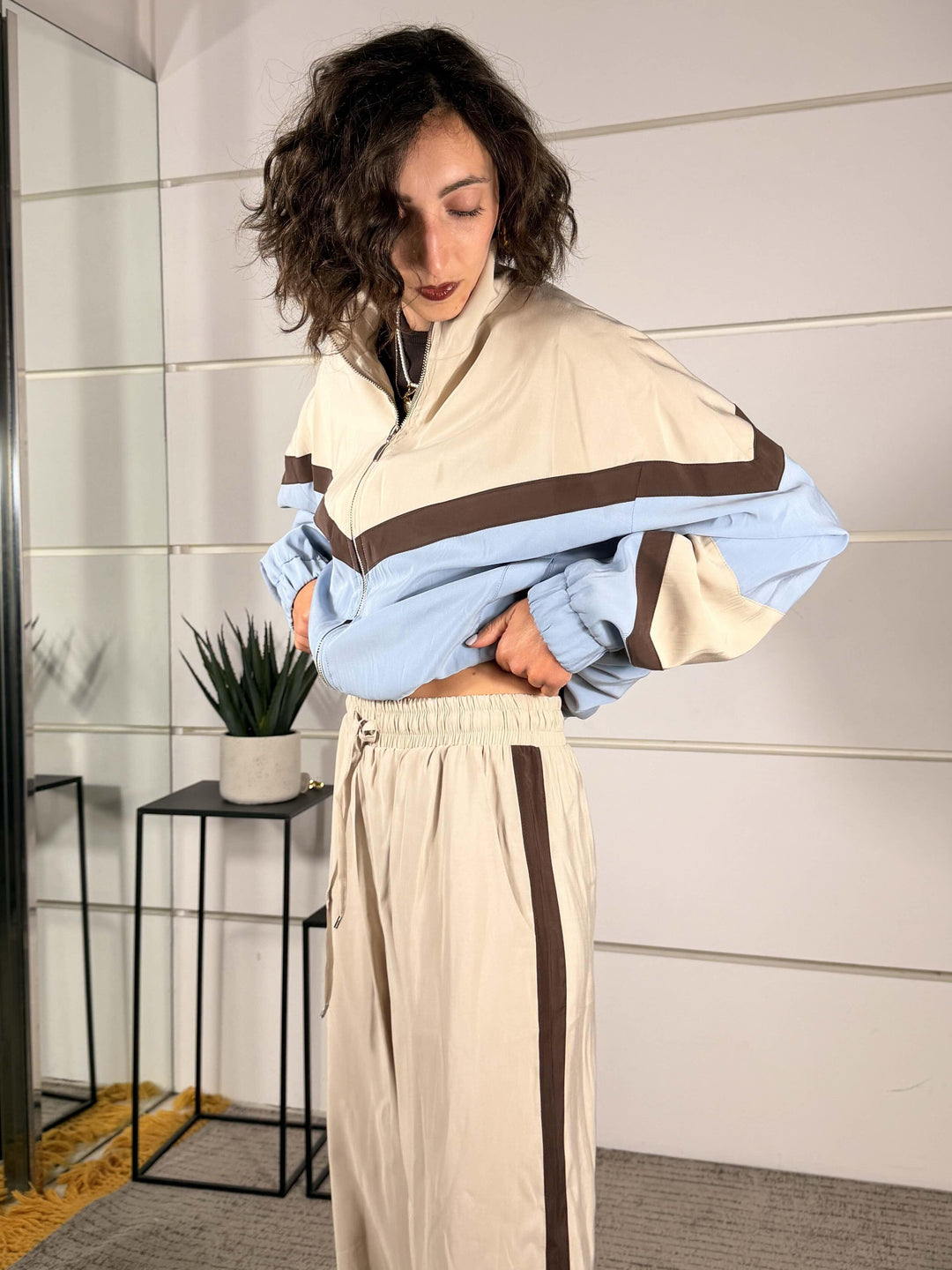 pantalone con banda laterale, elastico in vita, volendo si abbina al bomber. 87% viscosa 13% poliestere 26P4584GESSO/MORO TENSIONE IN