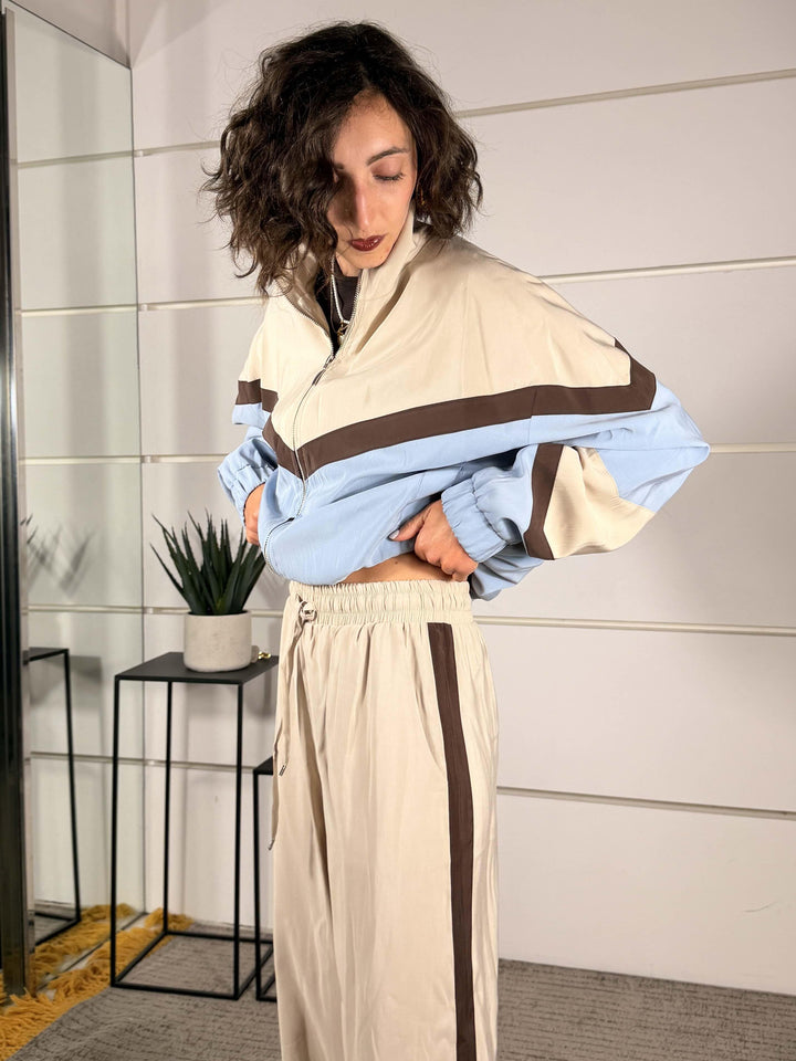 pantalone con banda laterale, elastico in vita, volendo si abbina al bomber. 87% viscosa 13% poliestere 26P4584GESSO/MORO TENSIONE IN
