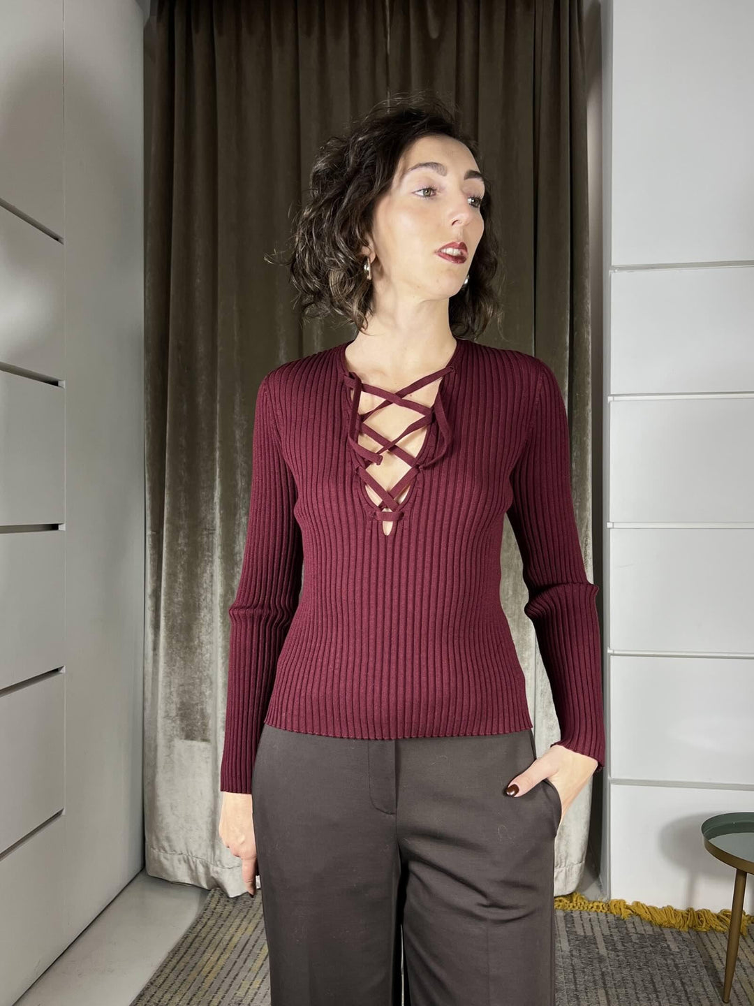 maglia burgundy a costine scollo a v con lacci W5HMJ55A418BURGUNDY TENSIONE IN