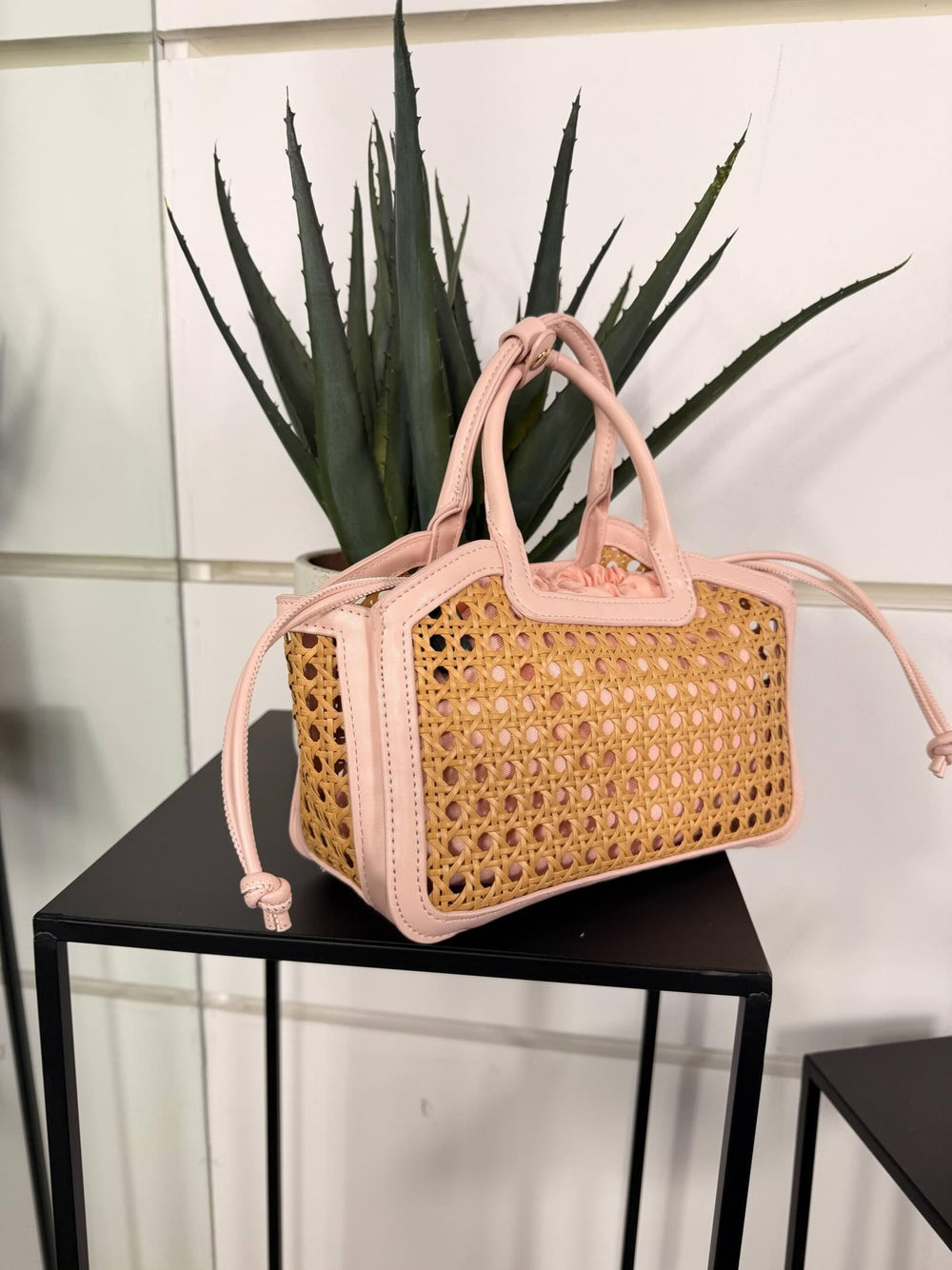 borsa a intreccio con inserti in ecopelle bianchi e  tracolla in ecopelle FF27482PINK FEMME CAFE SELECTION
