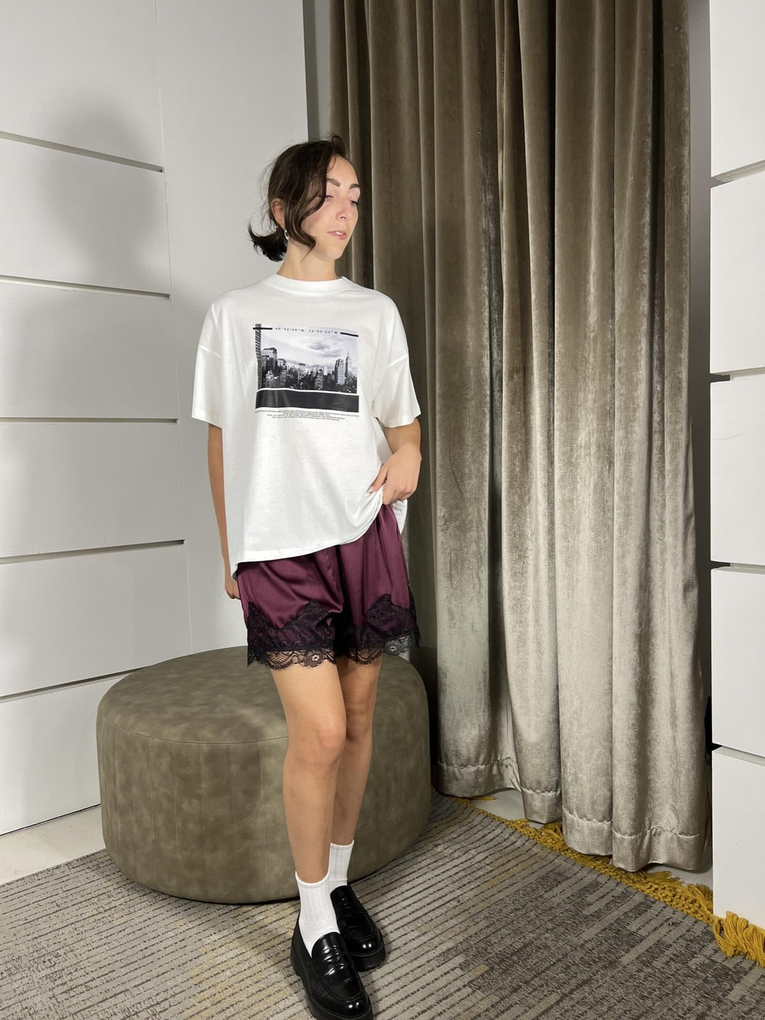 T-SHIRT CON STAMPA GRATTACIELI BIANCA E NERA MODELLO OVER RF0249BIANCO/NERO VICOLO