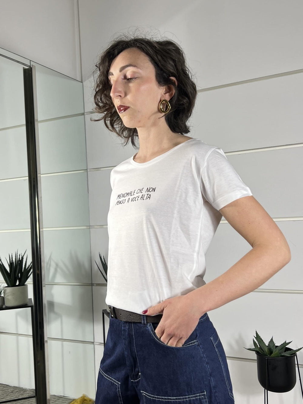 t-shirt con scritta menomale che non penso a voce alta TSH51BIANCO SUSY MIX