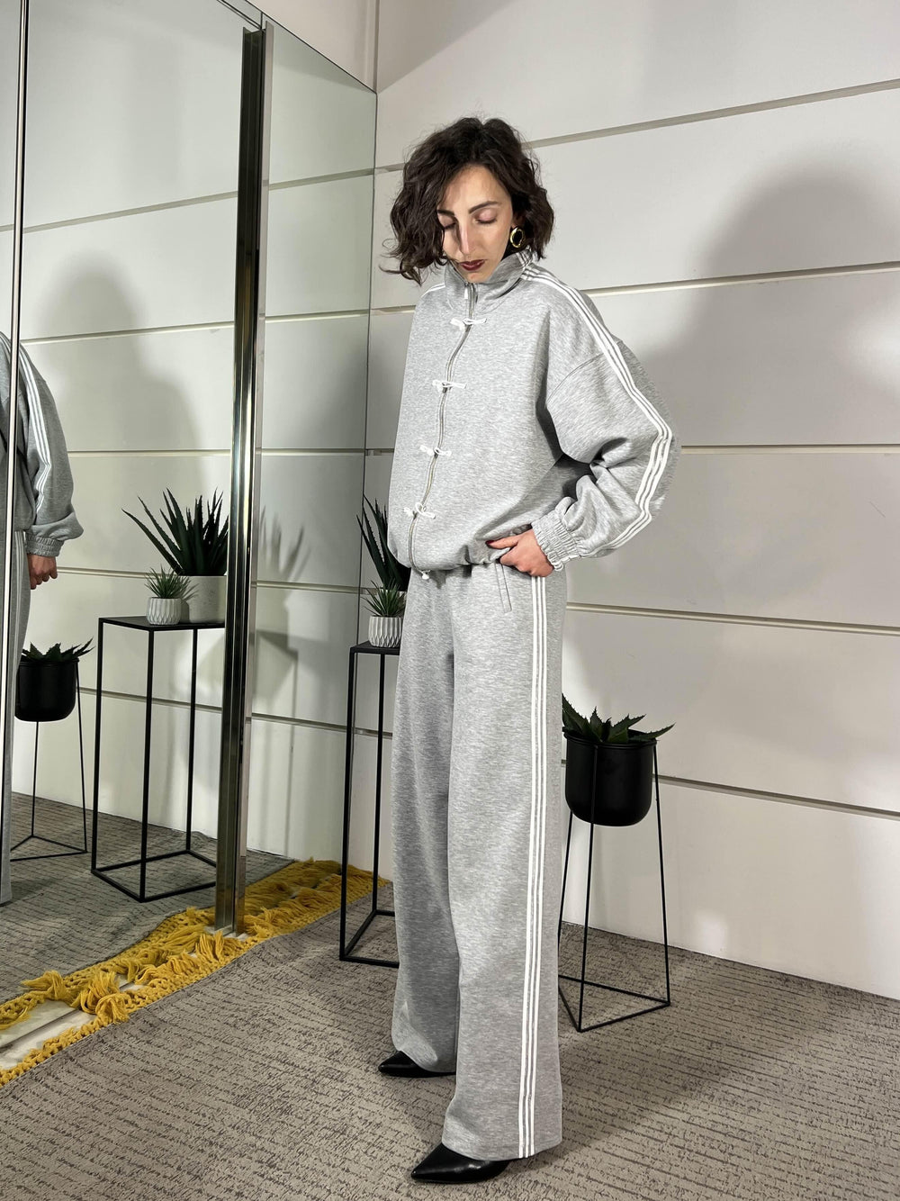pantalone tuta grigia con bande 26P3995GRIGIO TENSIONE IN