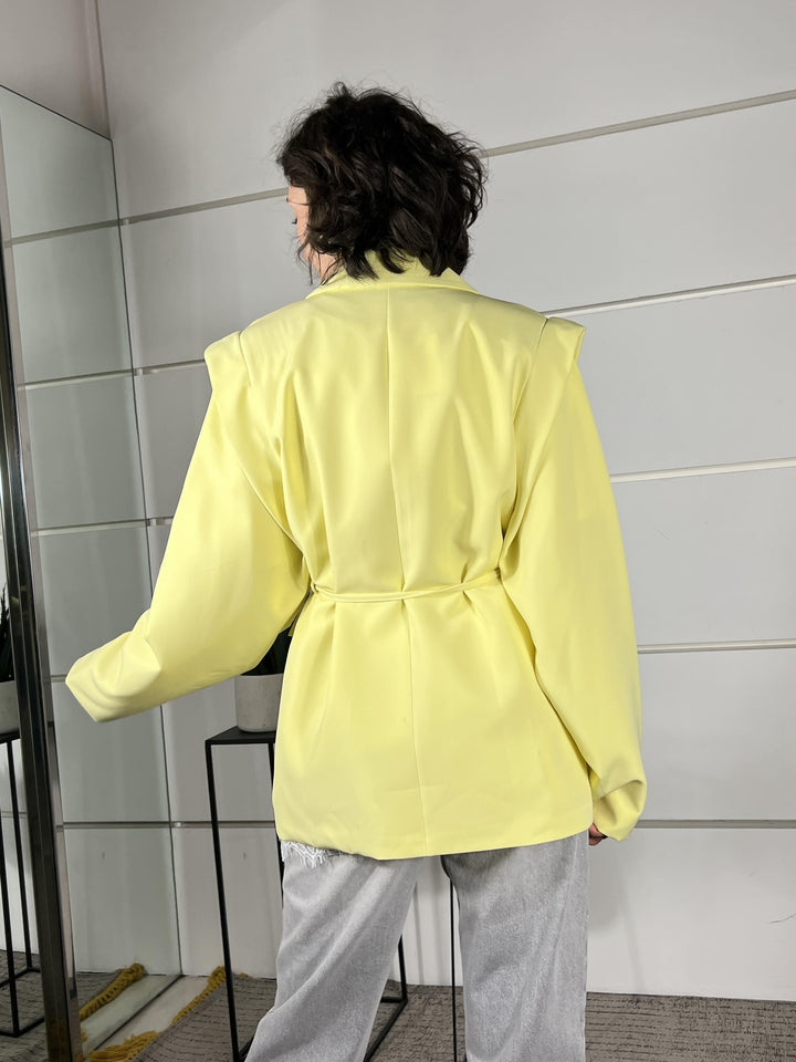 giacca viscosa ,spalla scesa con aletta e manica ampia,cintura a filo punto vita.95% poliestere 5% elastane. 26MP25076LIME FEMME SELECTION