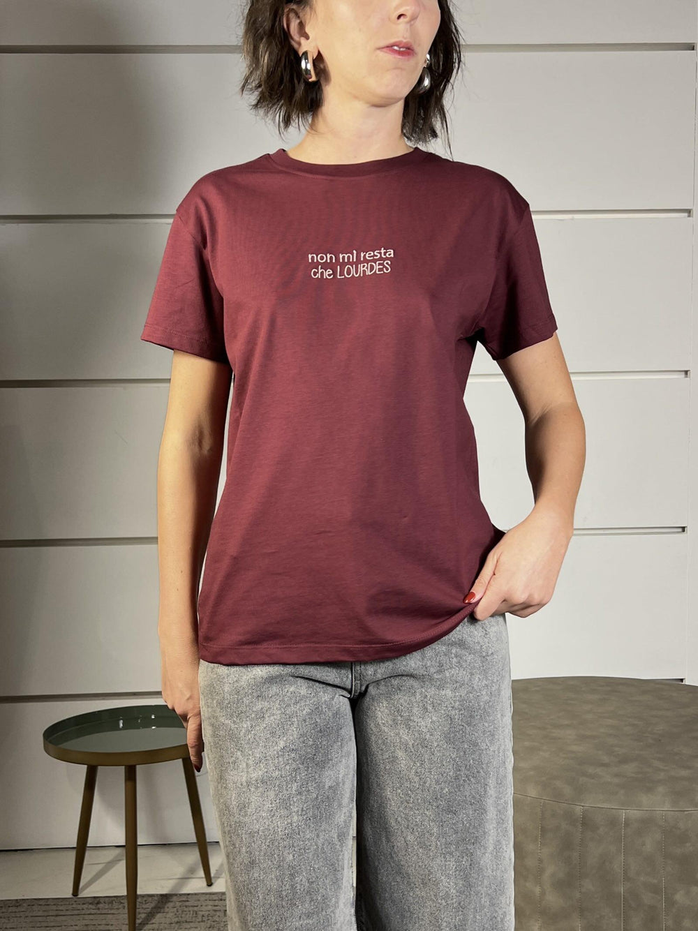 t-shirt bordeaux con ricamo non mi resta che lourdes TSM-P007BODEAUX HAVE ONE
