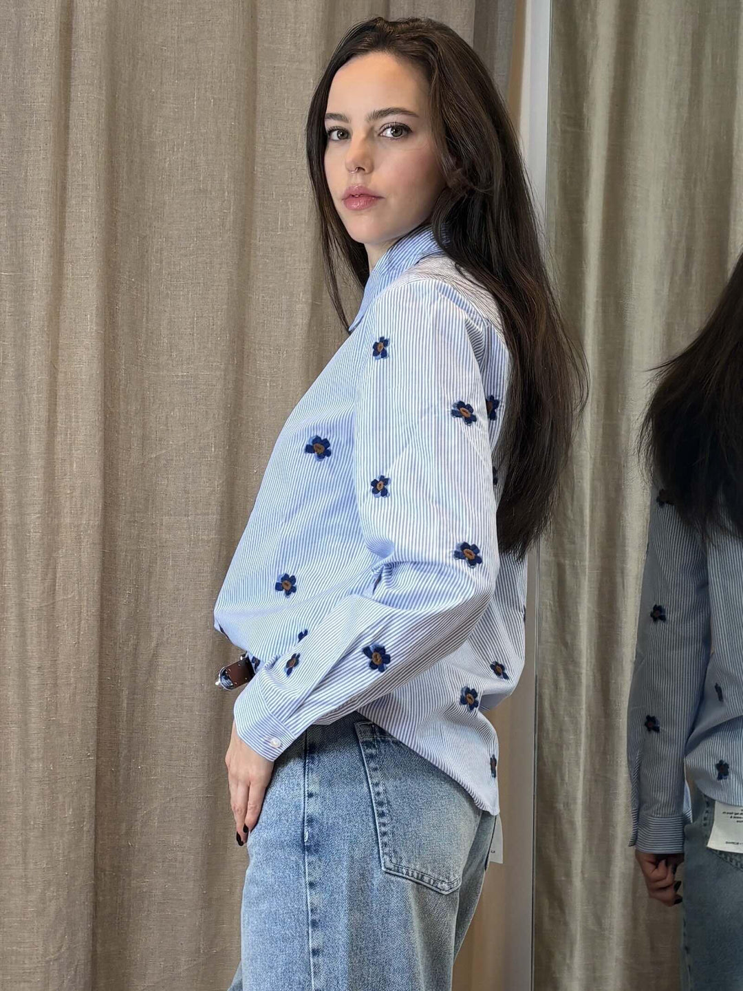 camicia a righe celeste e bianca con fiori ricamati BRONCIO004 iBLUES