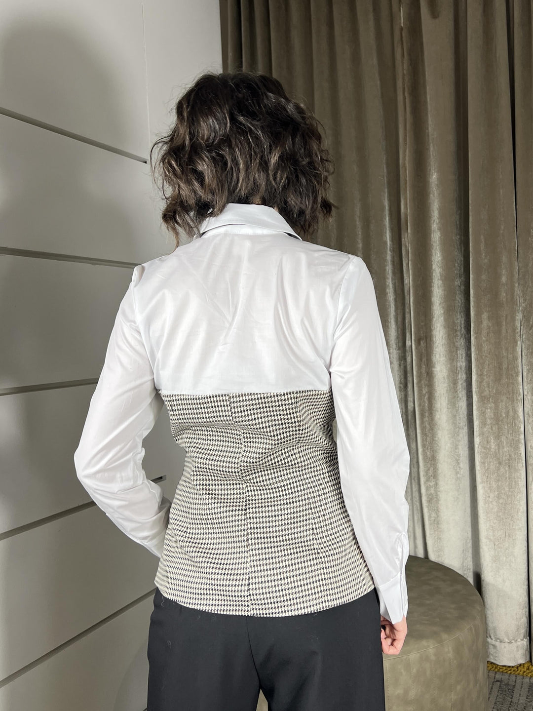 camicia bianca con corpetto pied de poule con cravatta 26C1680VAR. UNICA TENSIONE IN