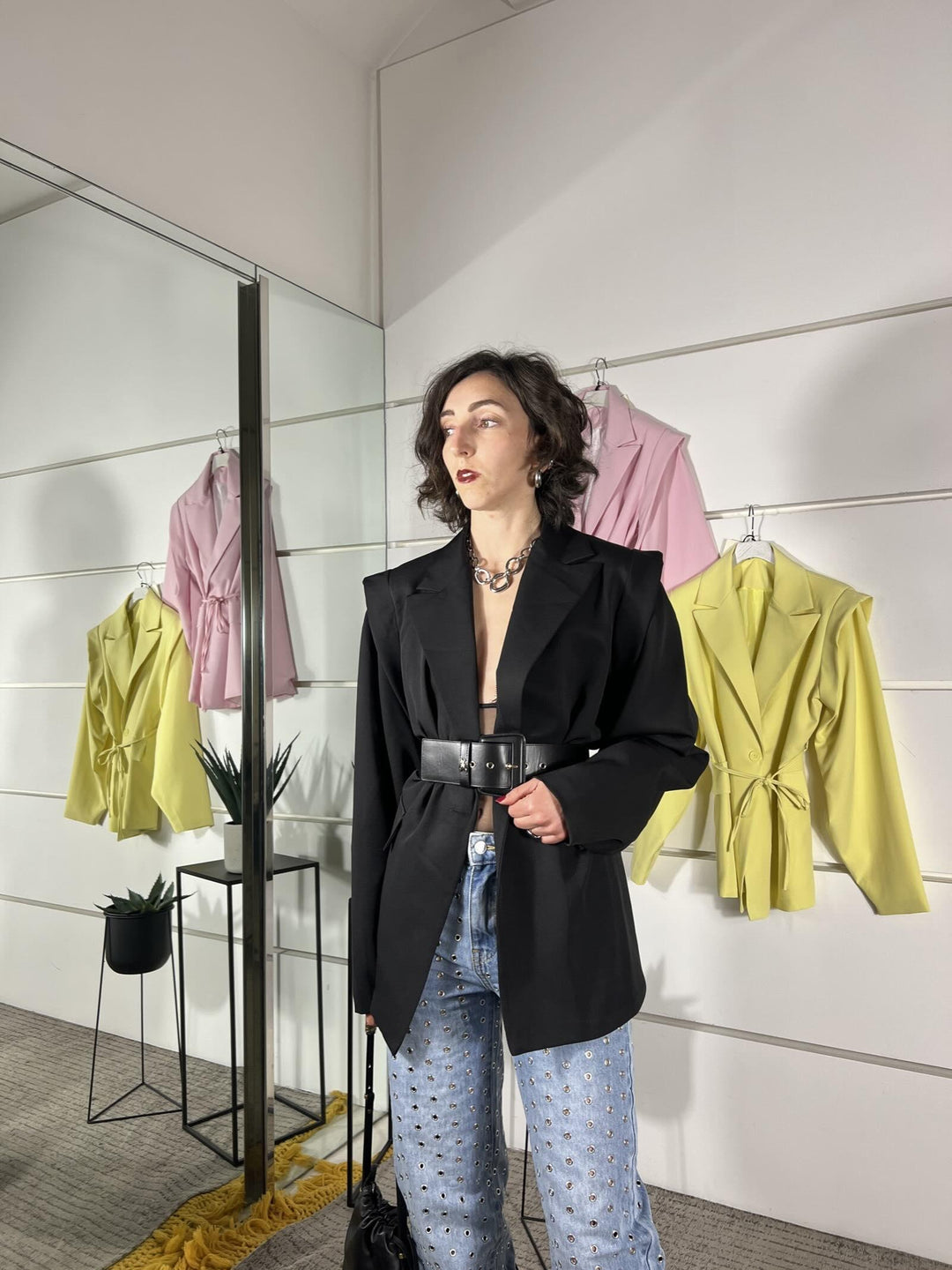 giacca viscosa ,spalla scesa con aletta e manica ampia,cintura a filo punto vita.95% poliestere 5% elastane. 26MP25076NERO FEMME SELECTION