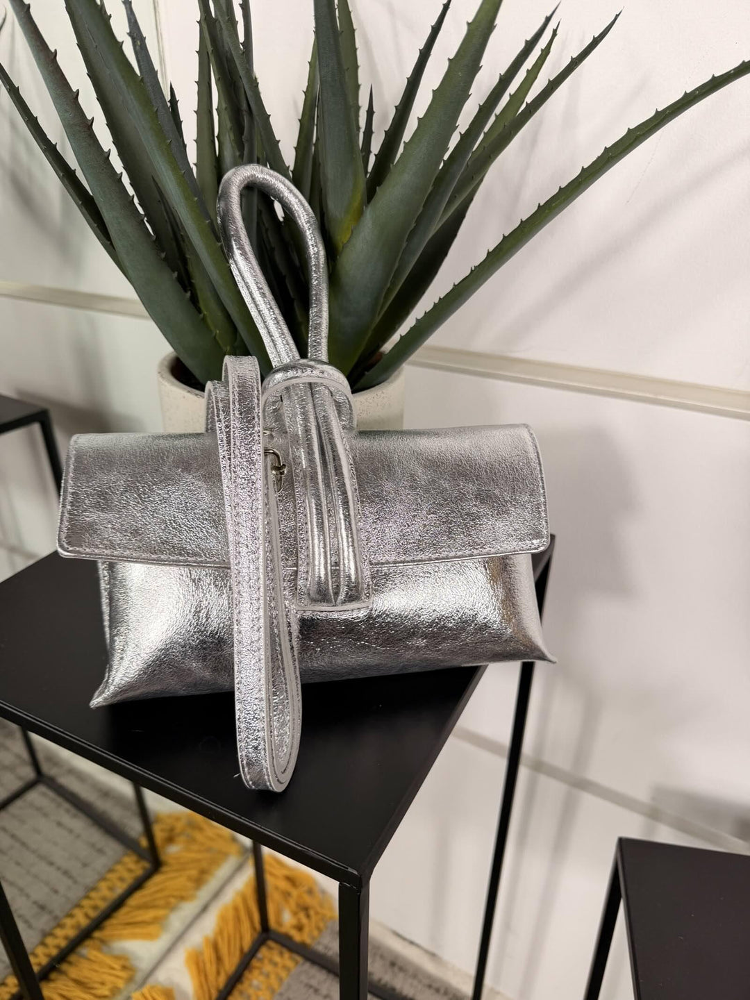 borsa in pelle con nodo e con tracolla regolabile argento DO-B0131ARGENTO FEMME CAFE SELECTION