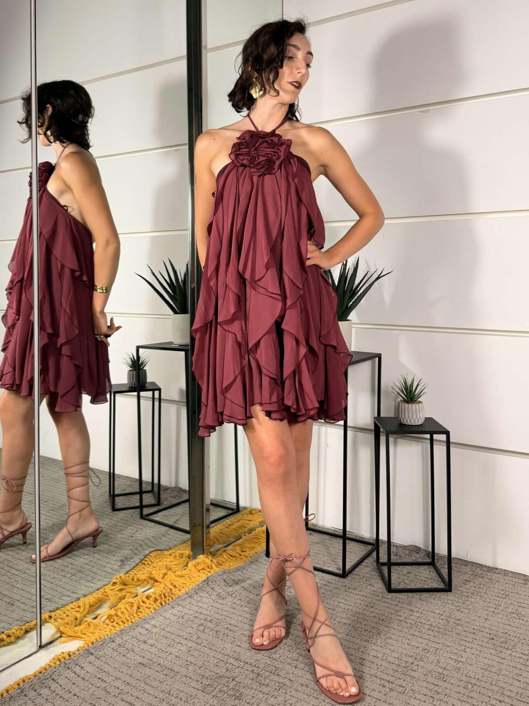 abito corto bordeaux a balze con fiore applicato sullo scollo AGEVLWU1380 IMPERIAL