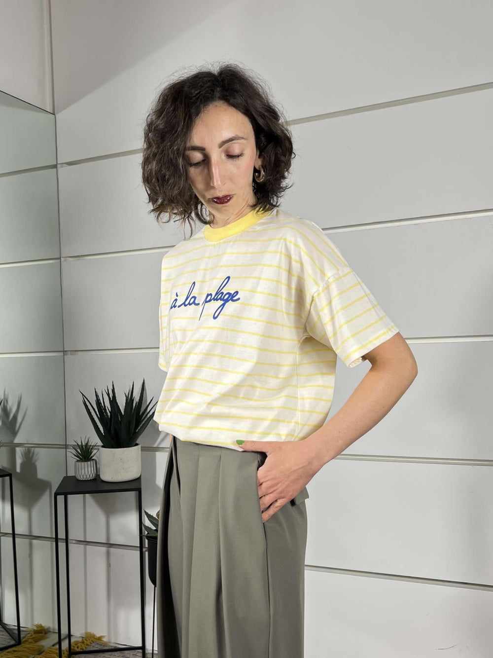 t-shirt a righenaturale e gialla  con scritta a la playa RAB0555NATURALE/GIALLO VICOLO