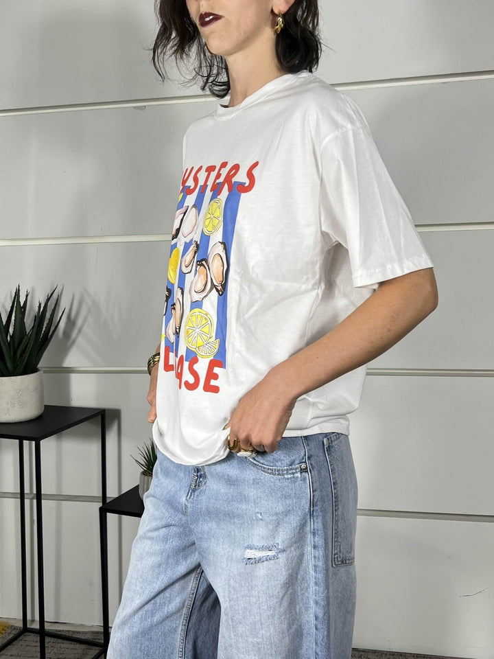 t-shirt bianca con stampa oysters blu gialla e rossa 690002OSTRICHE SPICY CAFE