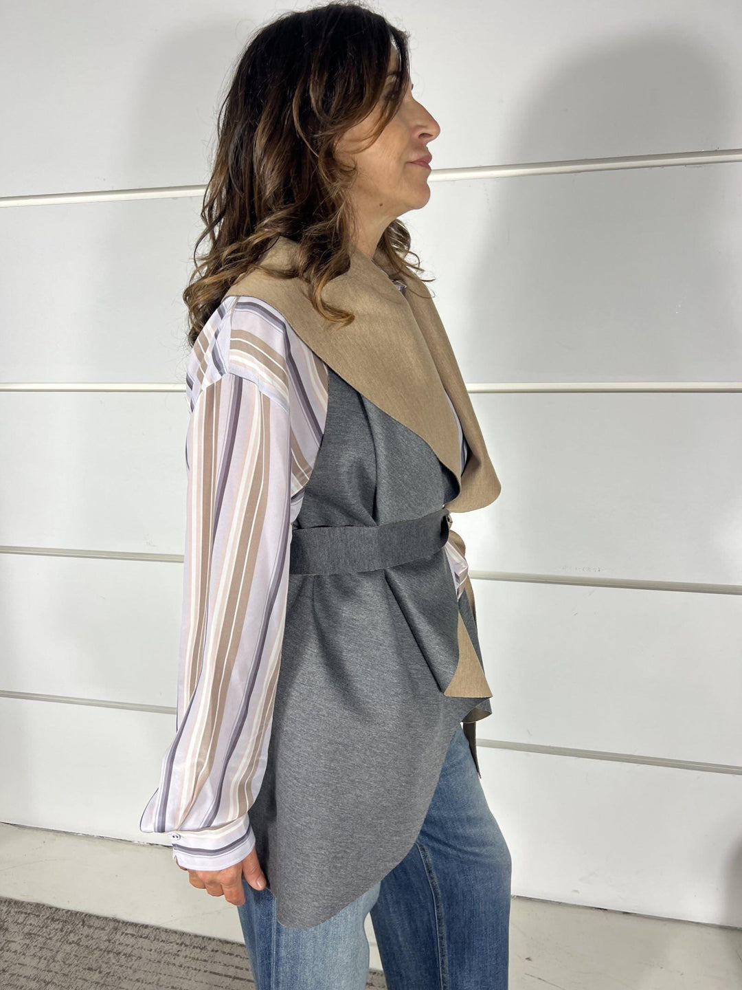 Gilet grigio e beige medio lungo in scuba double con cintura in vita. LENE2421 CARLA G