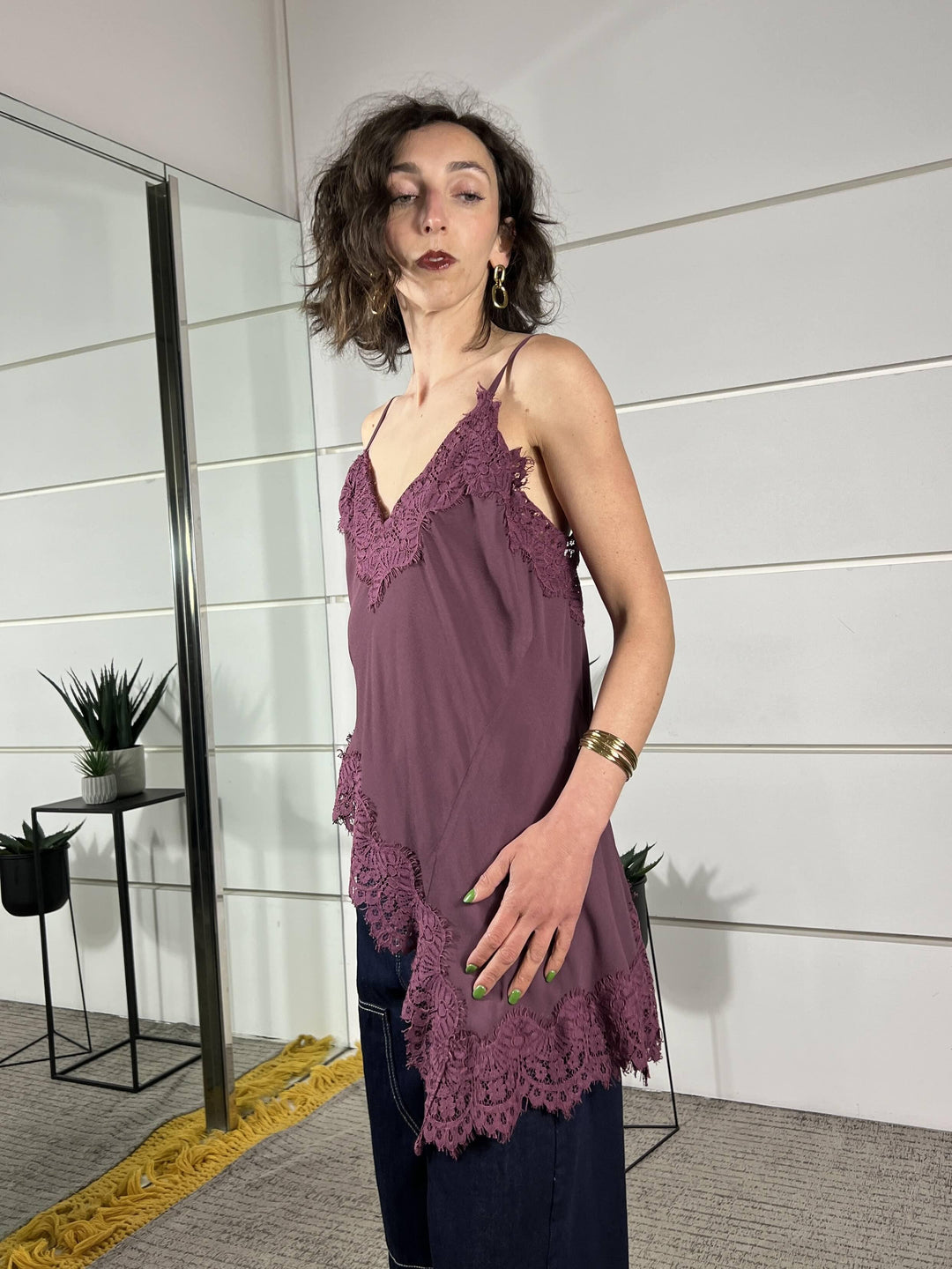 top bianco asimmetrico con pizzo bordeaux S26T482BORDEAUX TENSIONE IN