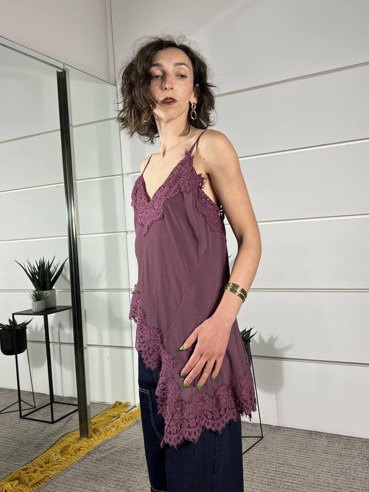 top bianco asimmetrico con pizzo bordeaux S26T482BORDEAUX TENSIONE IN