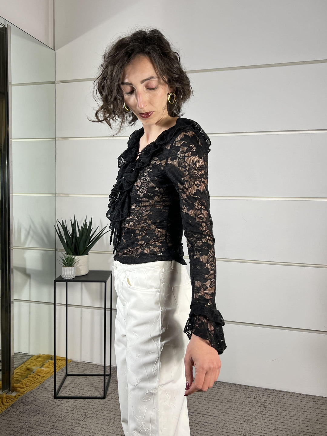 camicia in pizzo scollo a v, con rouches, lacci a incrocio nera 26M2601PNERO FEMME SELECTION