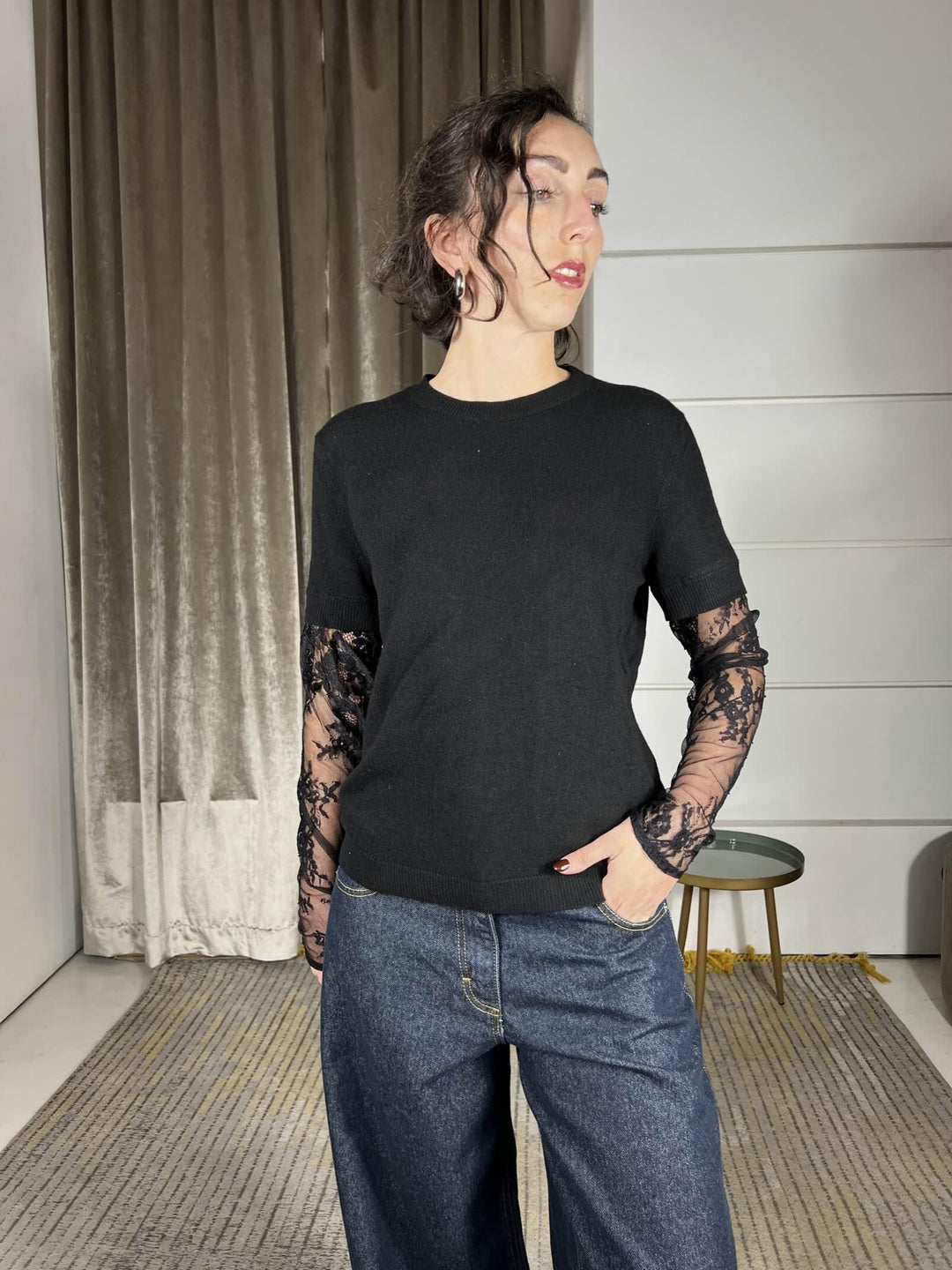 maglia nera con manica in pizzo con manicotto 22199FNERO VICOLO