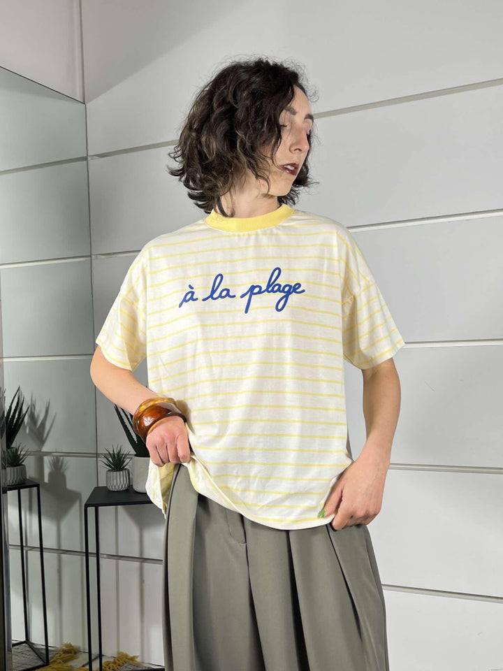 t-shirt a righenaturale e gialla  con scritta a la playa RAB0555NATURALE/GIALLO VICOLO