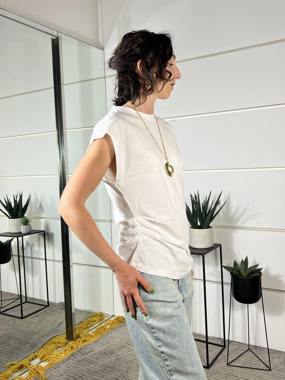 t-shirt smanicata con arricciatura a lato latte 12111LATTE SUSY MIX