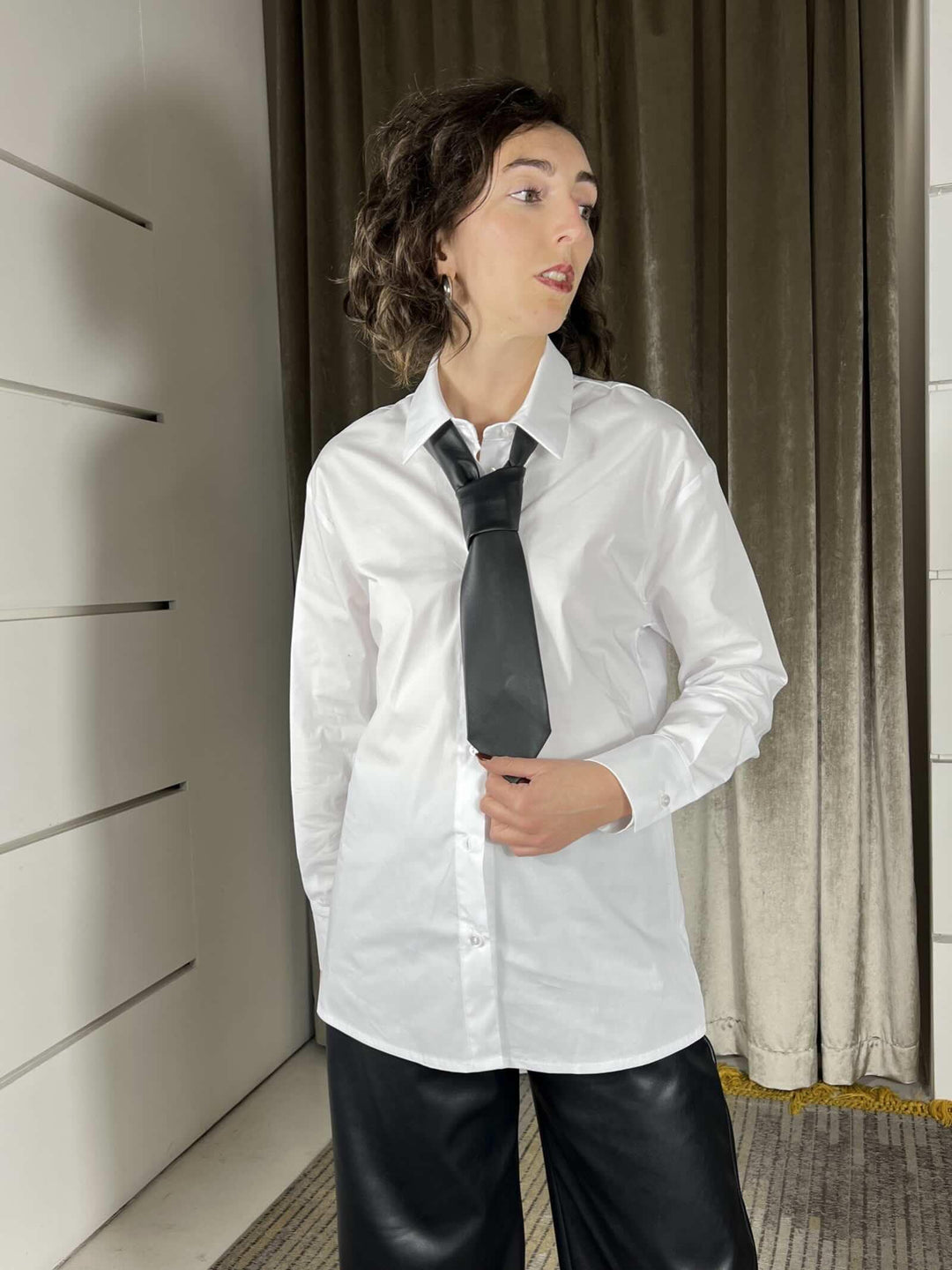 camicia bianca con cravatta in ecopelle nera 26C1335BIANCO TENSIONE IN