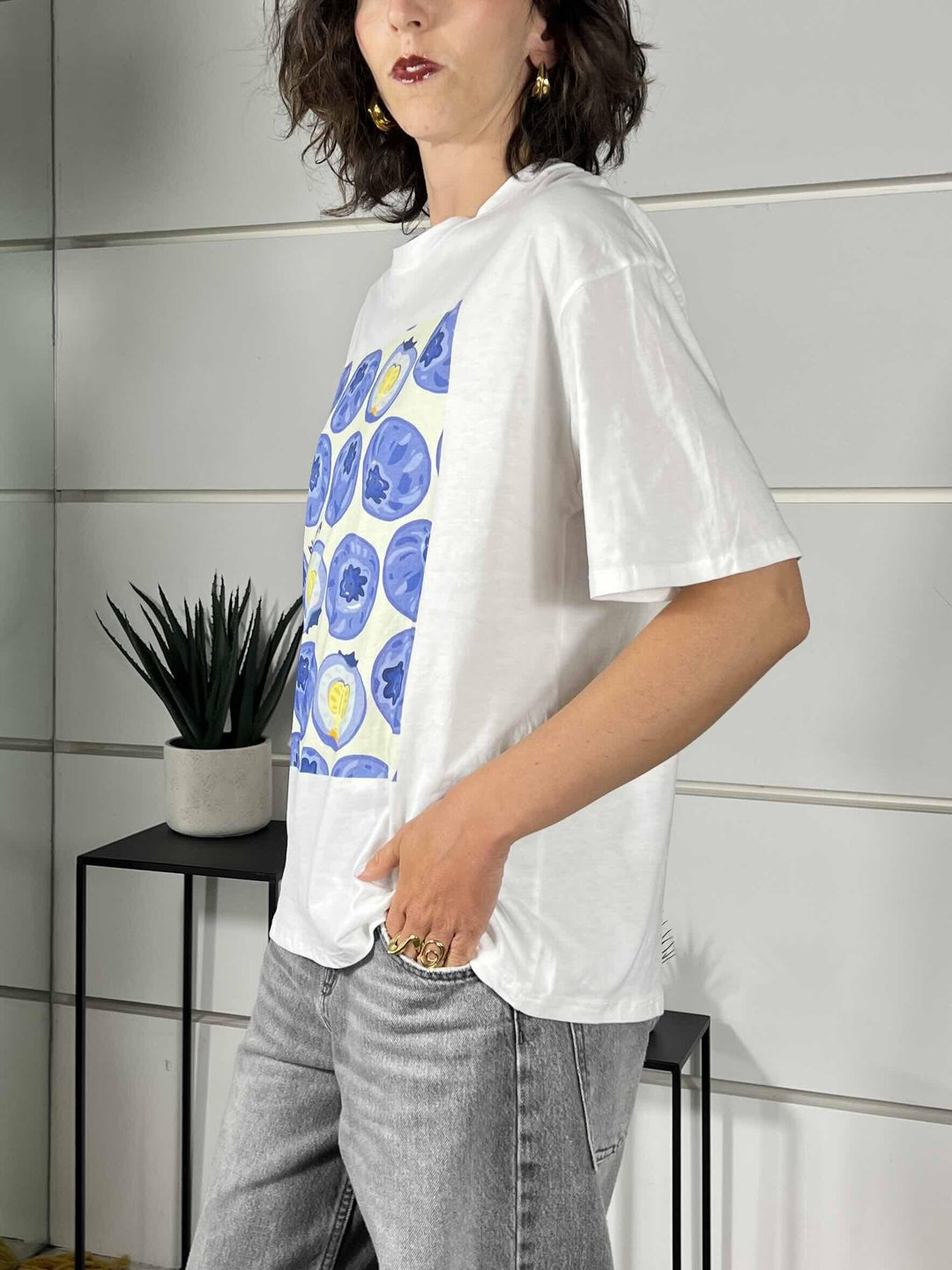 t-shirt bianca con mirtilli 690002BLUEBERRY SPICY CAFE