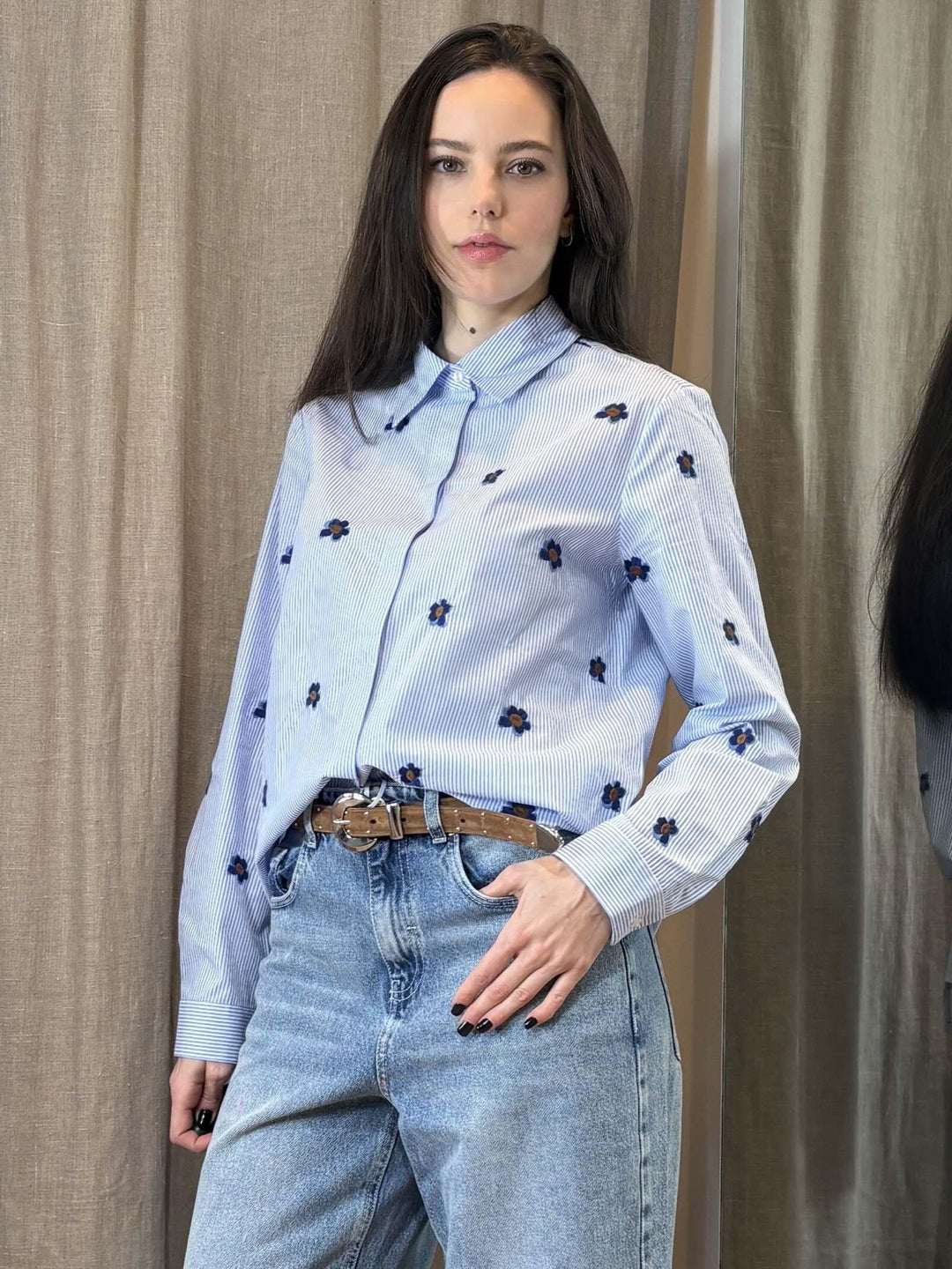 camicia a righe celeste e bianca con fiori ricamati BRONCIO004 iBLUES