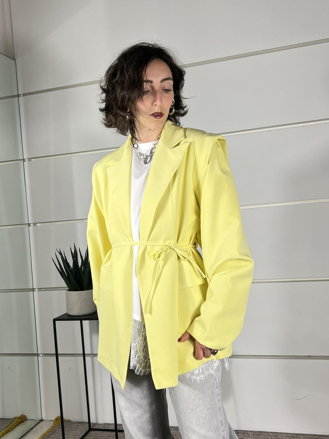 giacca viscosa ,spalla scesa con aletta e manica ampia,cintura a filo punto vita.95% poliestere 5% elastane. 26MP25076LIME FEMME SELECTION