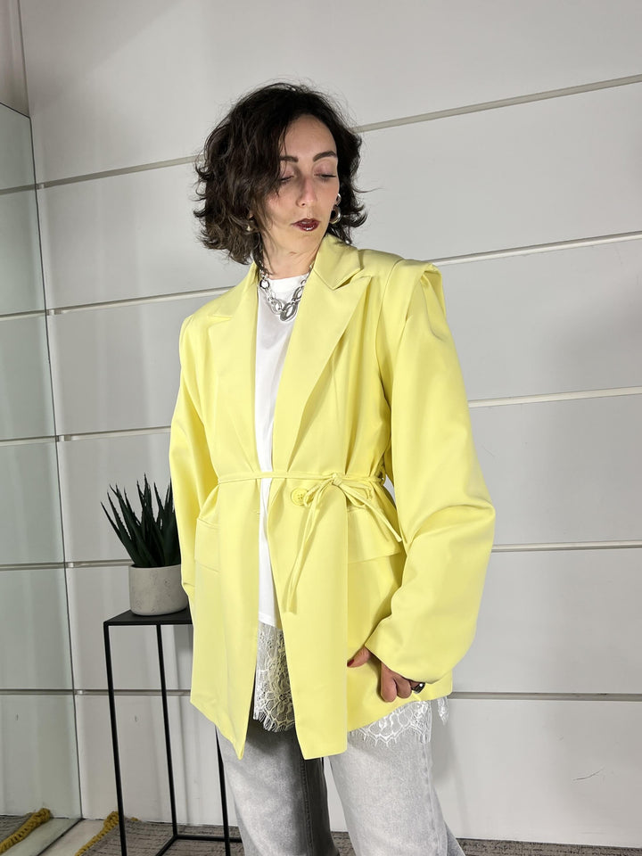 giacca viscosa ,spalla scesa con aletta e manica ampia,cintura a filo punto vita.95% poliestere 5% elastane. 26MP25076LIME FEMME SELECTION