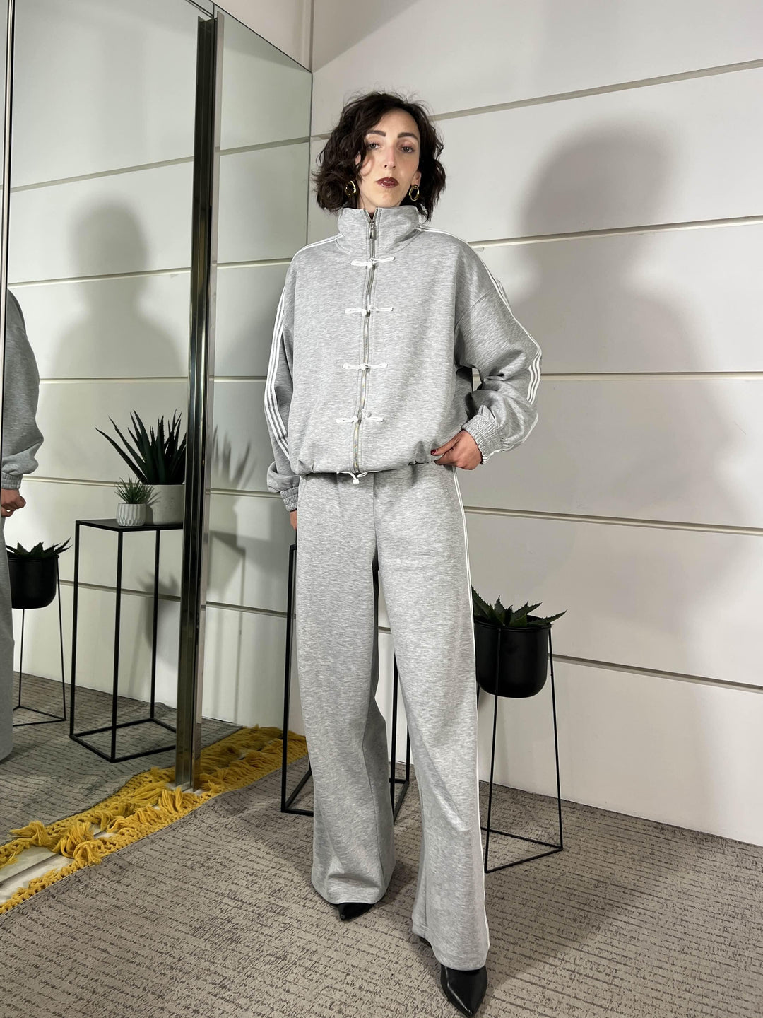 pantalone tuta grigia con bande 26P3995GRIGIO TENSIONE IN