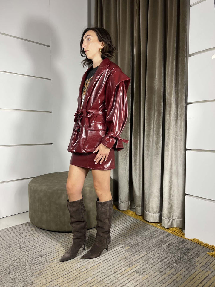 GIACCA BORDEAUX EFFETTO VERNICE CON MAXI SPALLA JVS-P038BORDEAUX HAVE ONE