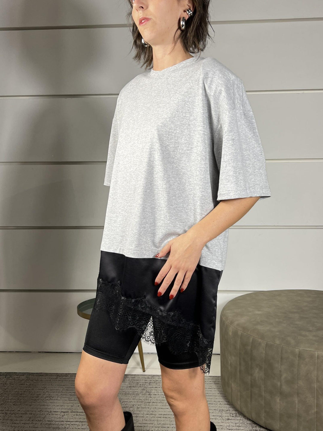 t-shirt grigia con spallina e nel fondo inserto satin e in pizzo 26M1026GRIGIO/NERO TENSIONE IN