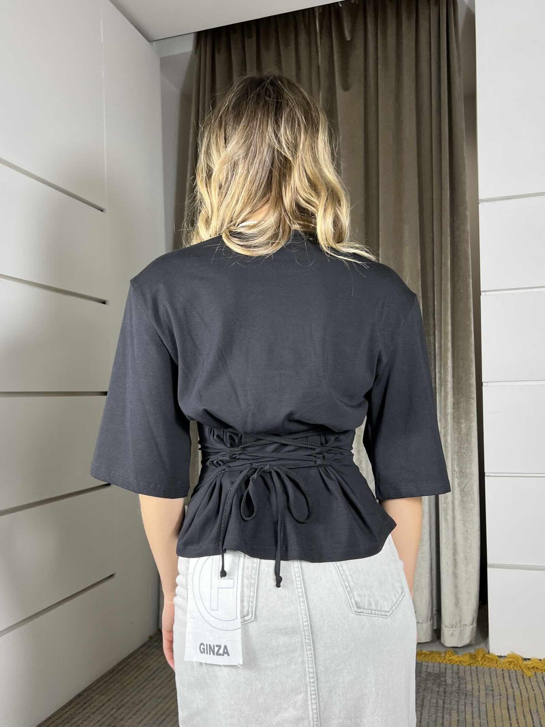 t-shirt nera con spallina e lacci sul retro per sfiancarla LD5153NERO LUMINA