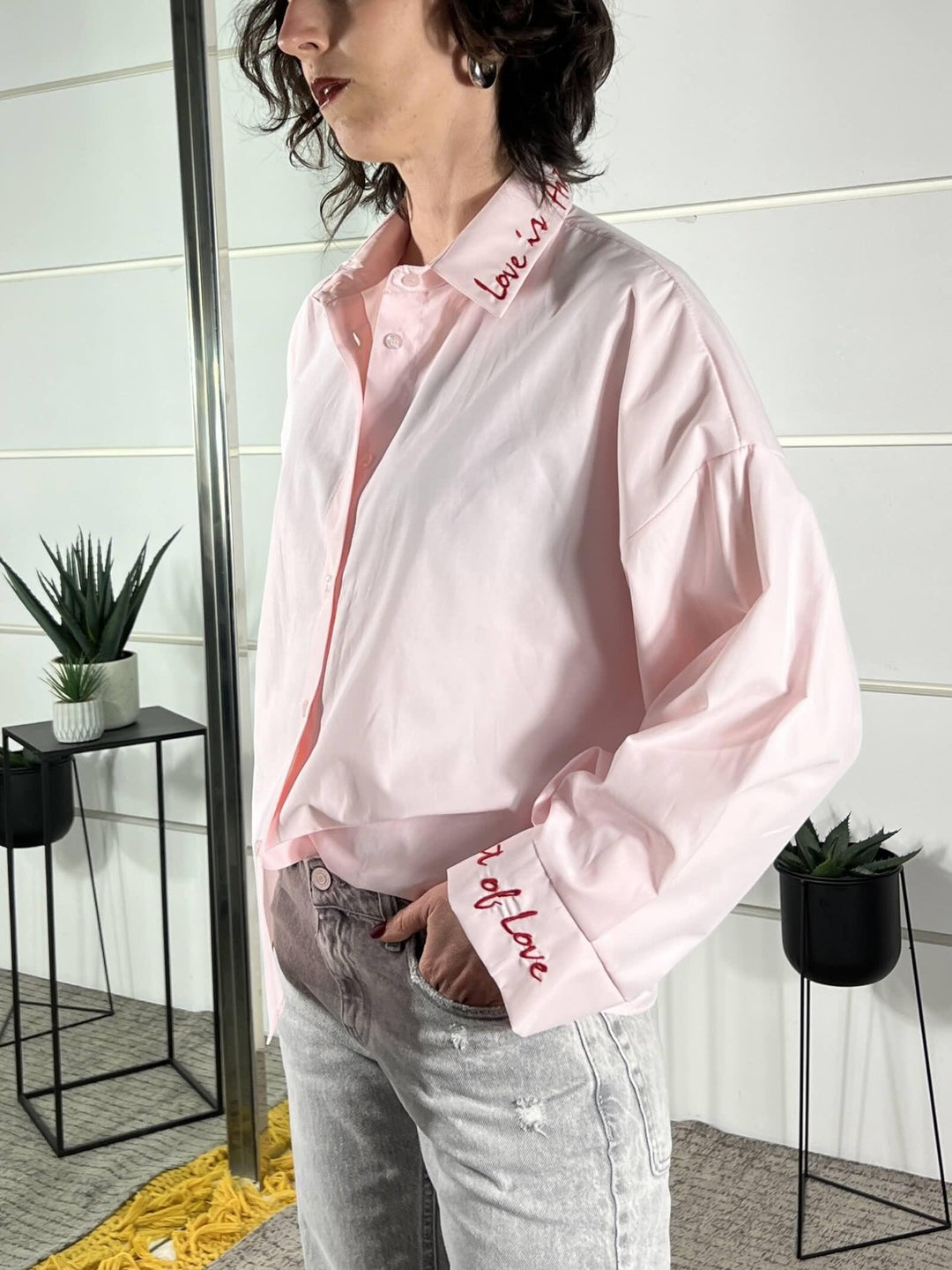 camicia rosa con scritta ricamata rossa CVS-Q155ROSA/ROSSO HAVE ONE