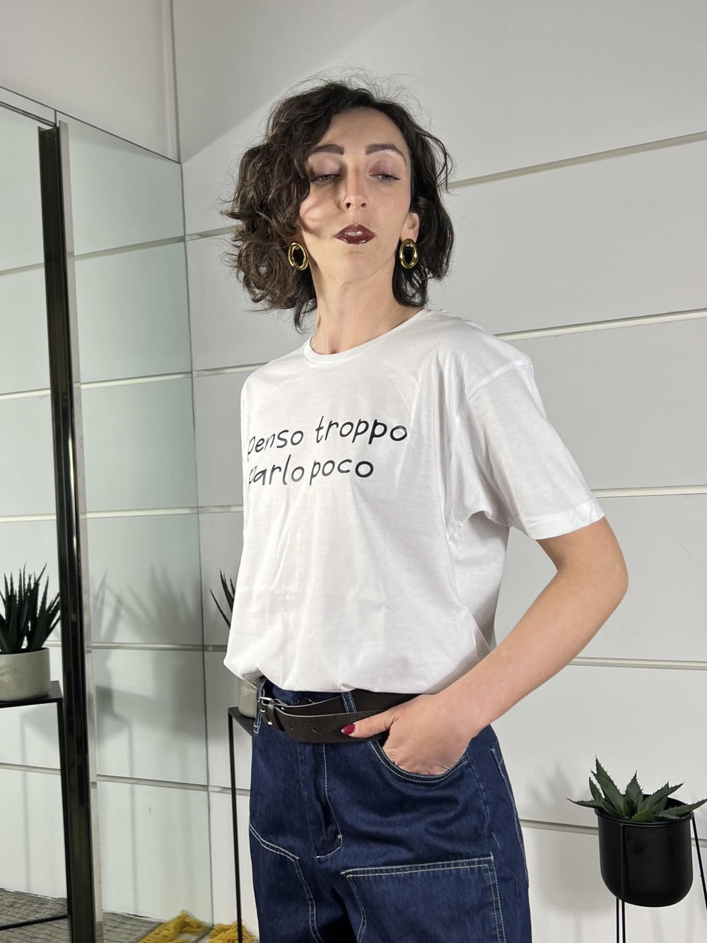 t-shirt con scritta penso troppo parlo poco TSH54BIANCO SUSY MIX