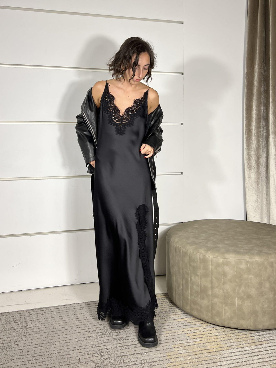 abito lungo satin in pizzo con spacco nero 37551NERO TENSIONE IN