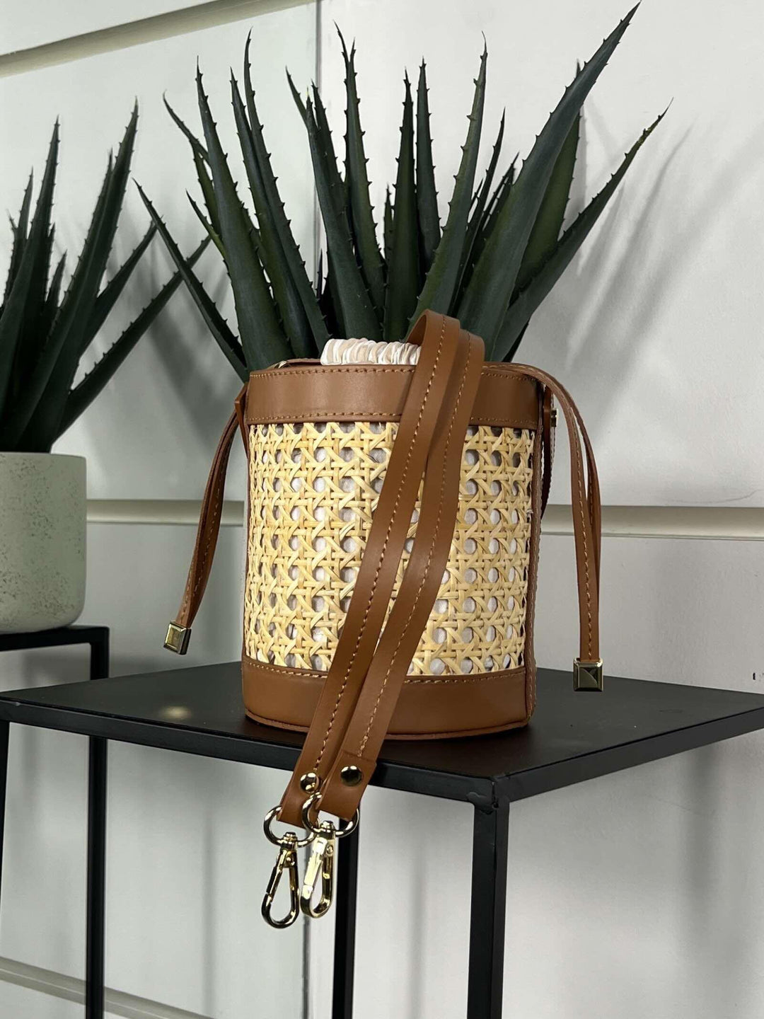 borsa secchiello cuoio scuro a intreccio con inserti in pelle e con tracolla RF-B0173CUOIO SCURO FEMME CAFE SELECTION