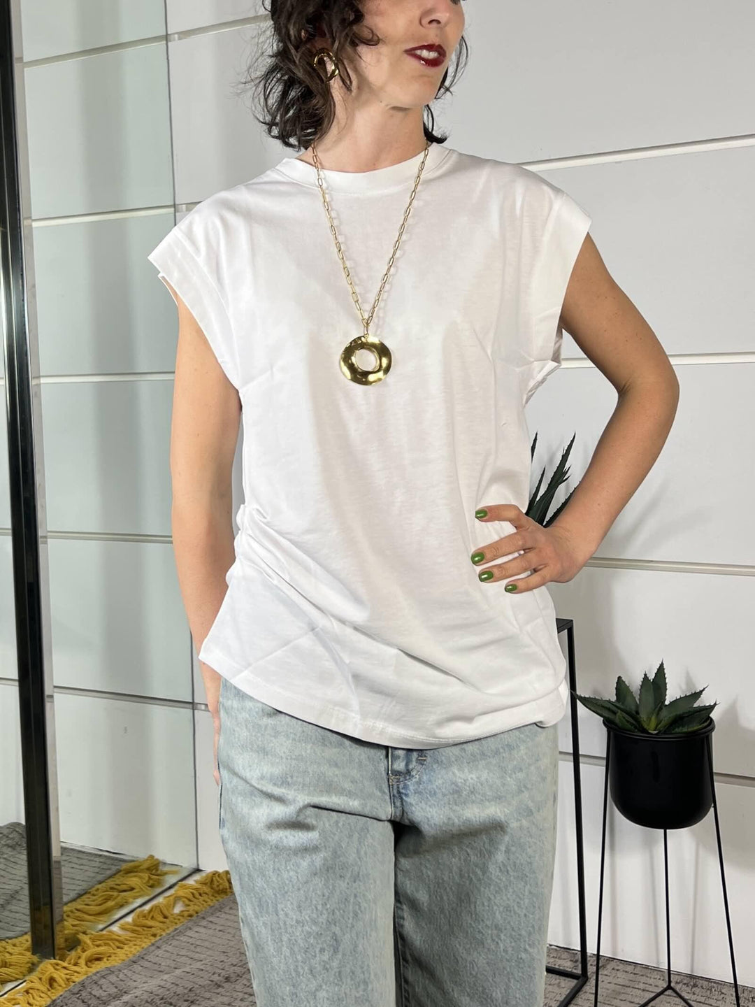 t-shirt smanicata con arricciatura a lato latte 12111LATTE SUSY MIX