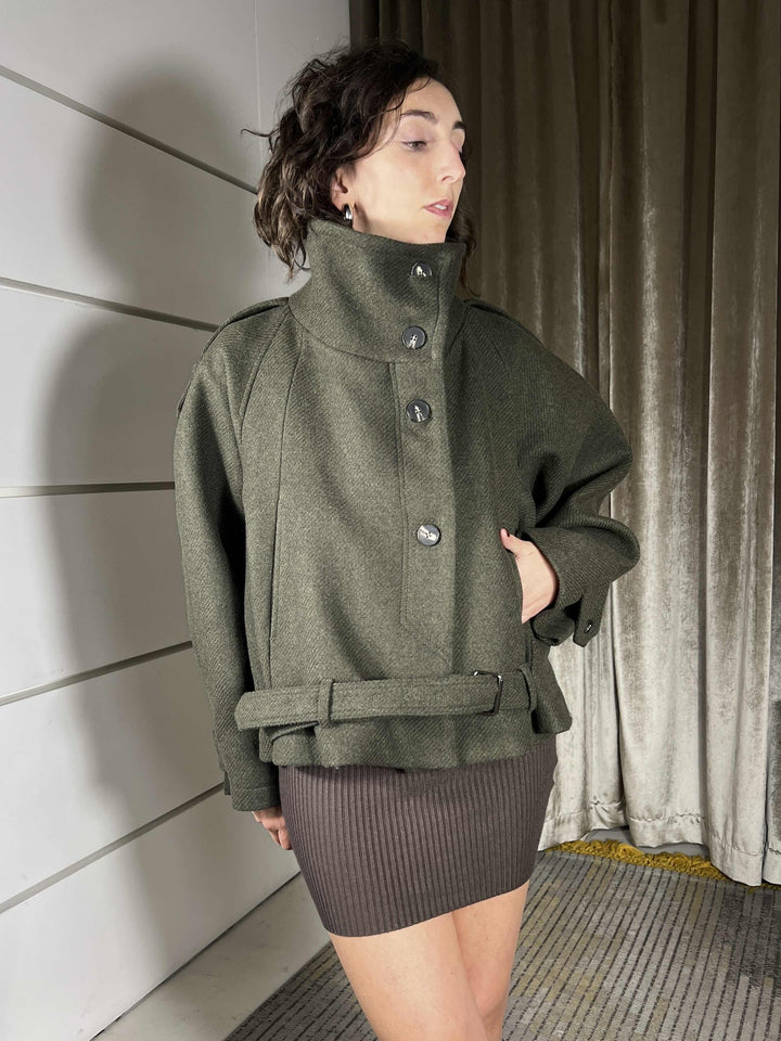 cappotto corto a bomber ripreso nel retro militare W25J826MILITARE TENSIONE IN